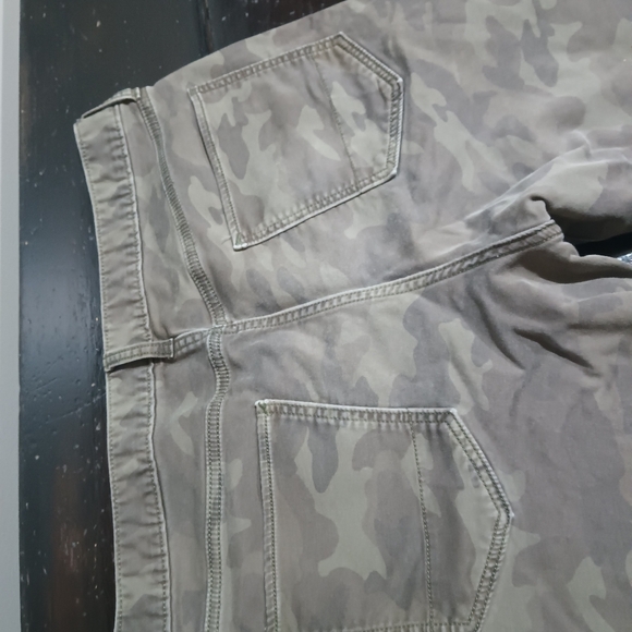 Banana Republic Traveler Pant - Picture 3 of 3